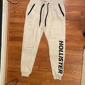 Hollister logo joggers w/drawstring and back pocket. Cream w/navy EUC Sz sm